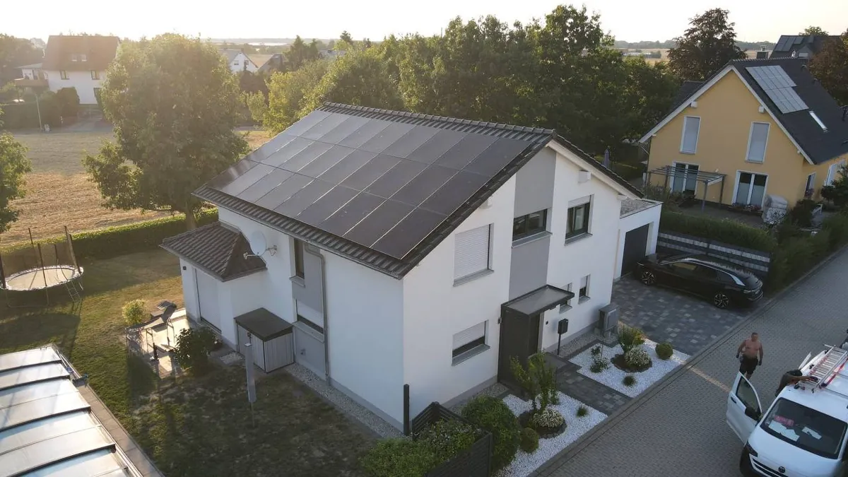 Full-Black-Photovoltaikmodule auf Eigenheim