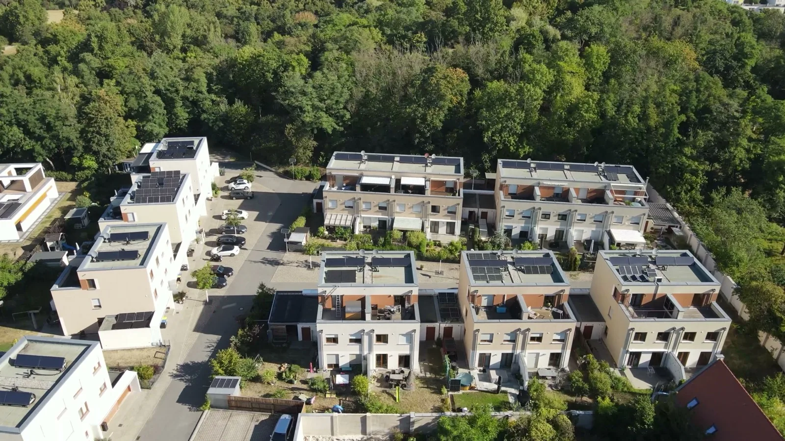 Luftaufnahme einer Neubausiedlung mit Photovoltaik auf den Dächern