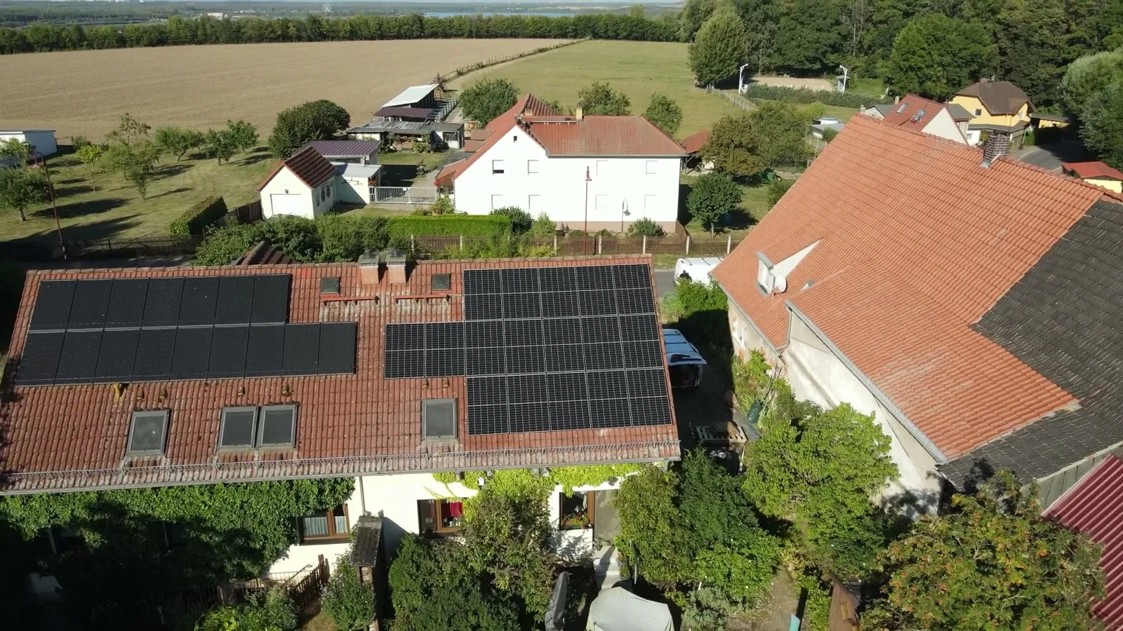 Photovoltaik auf einem Ziegeldach im ländlichen Raum