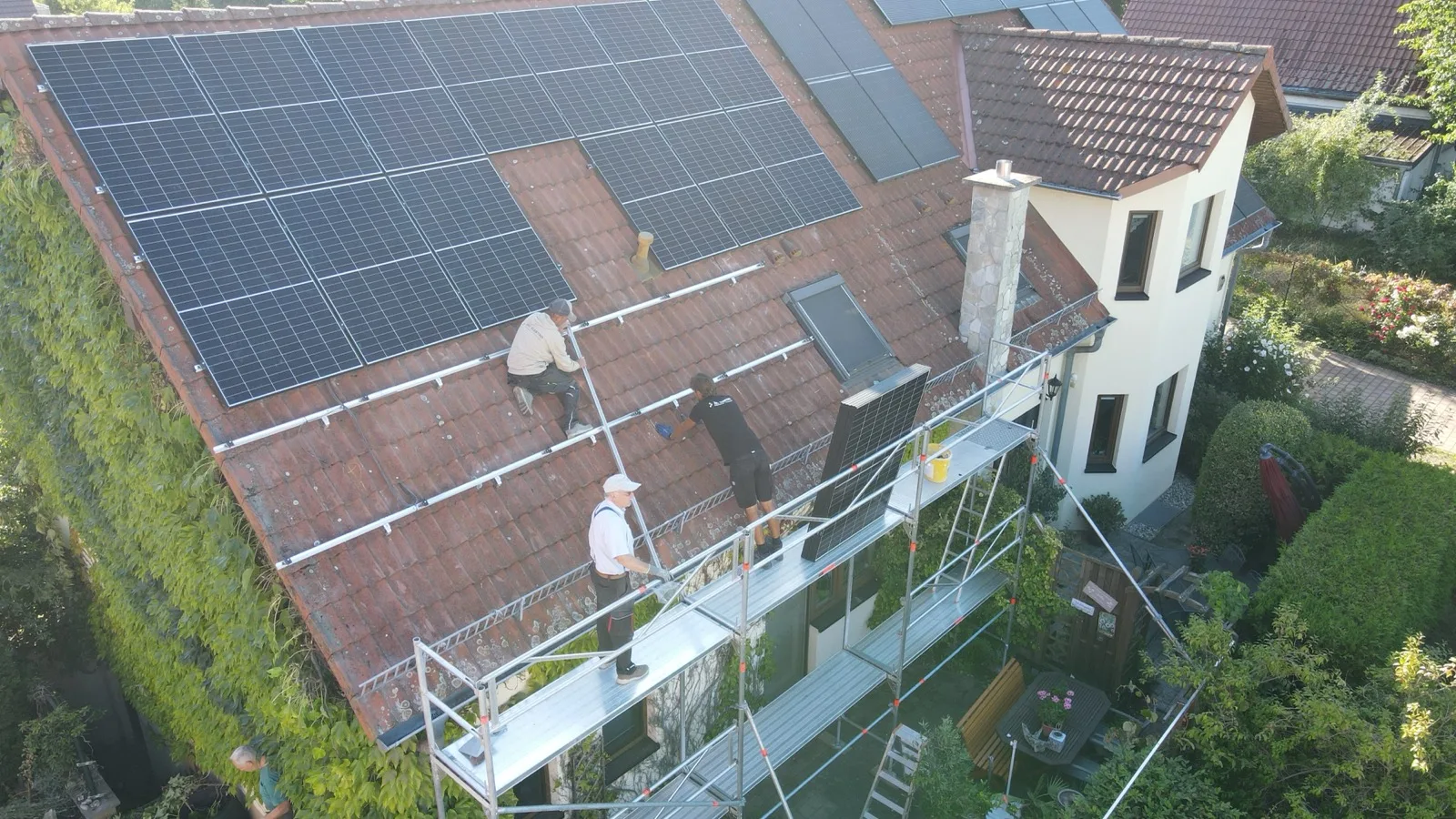 Luftaufnahme einer PV-Anlage auf einem Einfamilienhaus