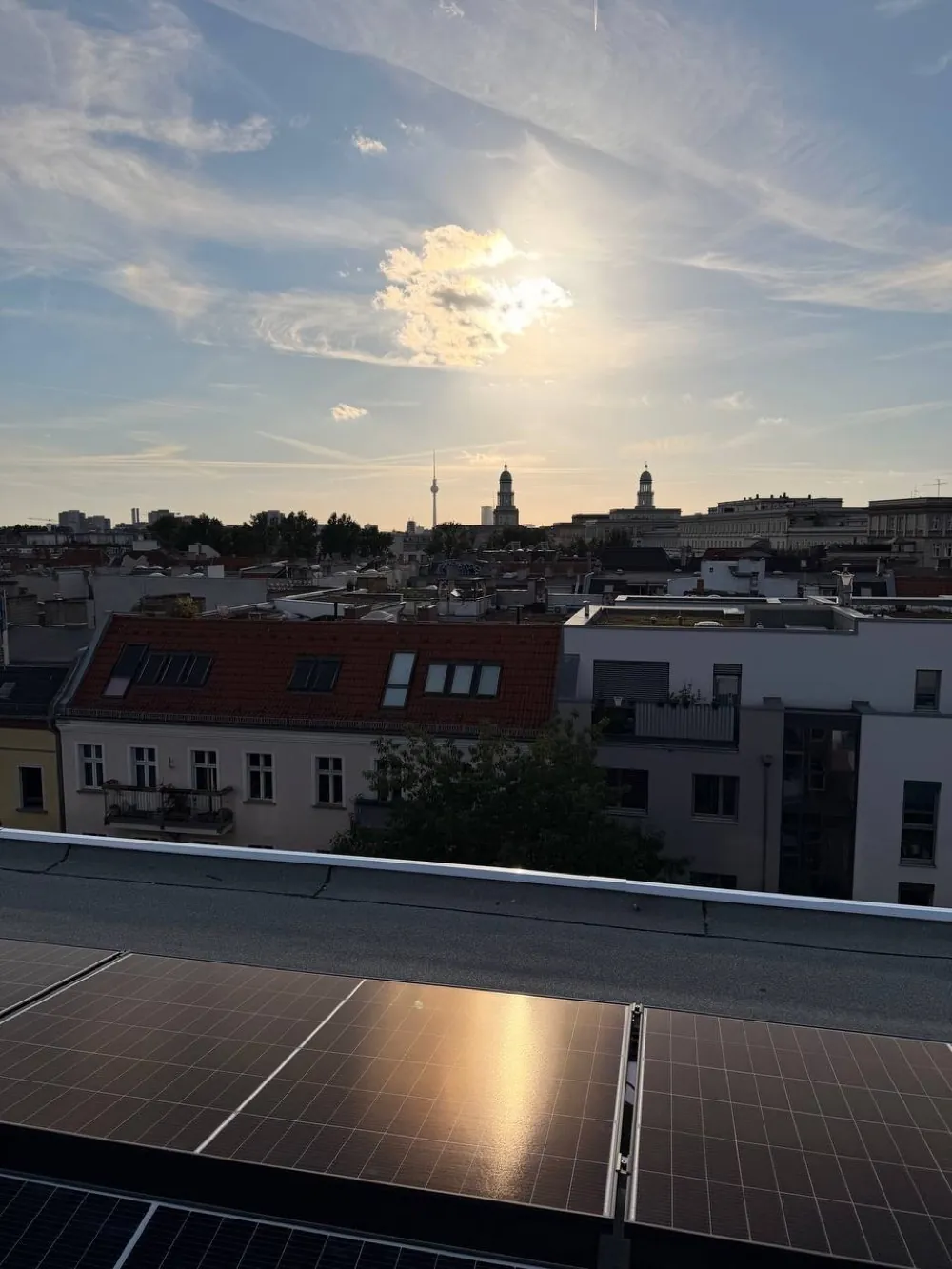 PV mit Stadtsilhouette